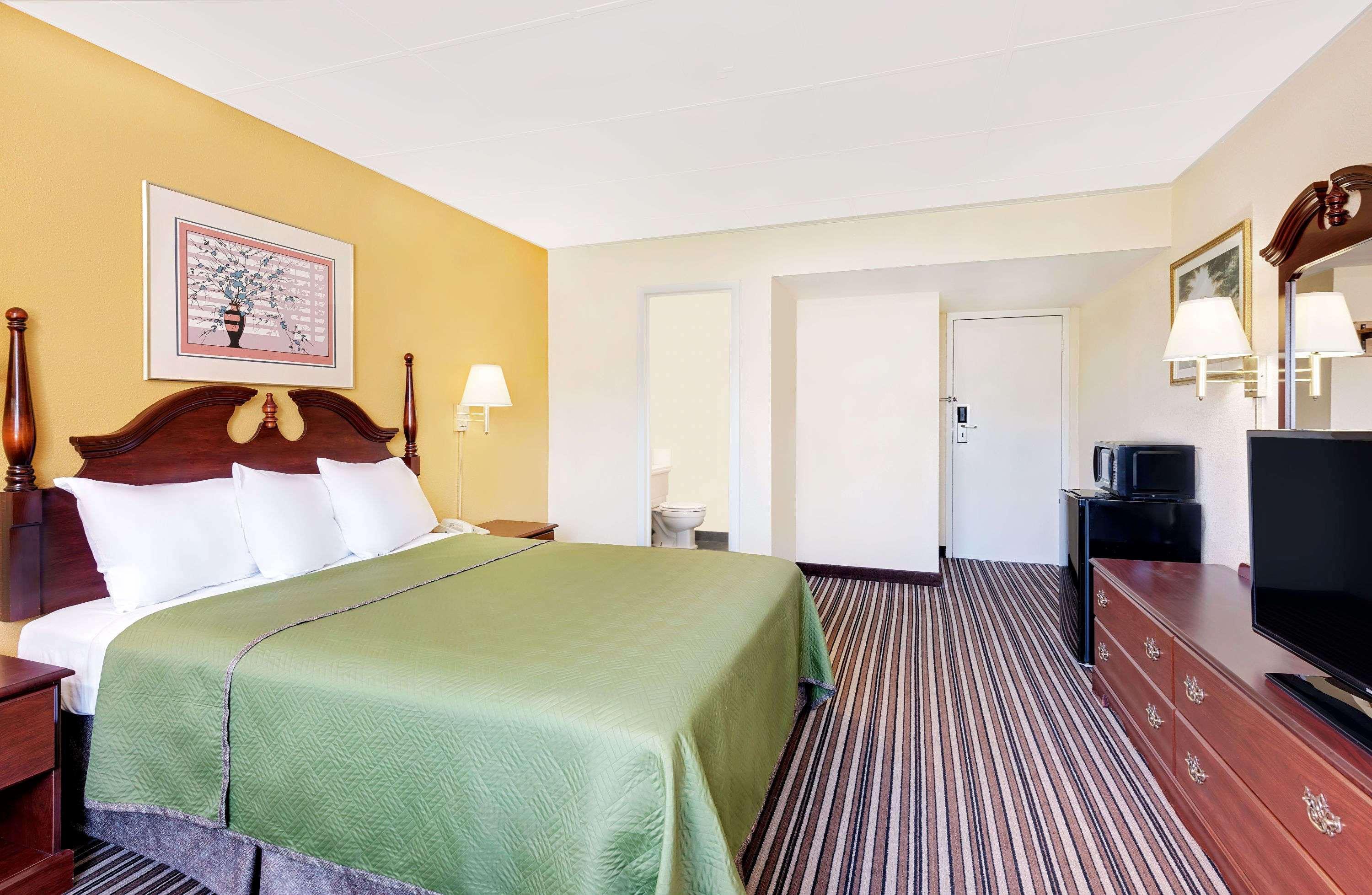 Travelodge By Wyndham Chambersburg Bagian luar foto