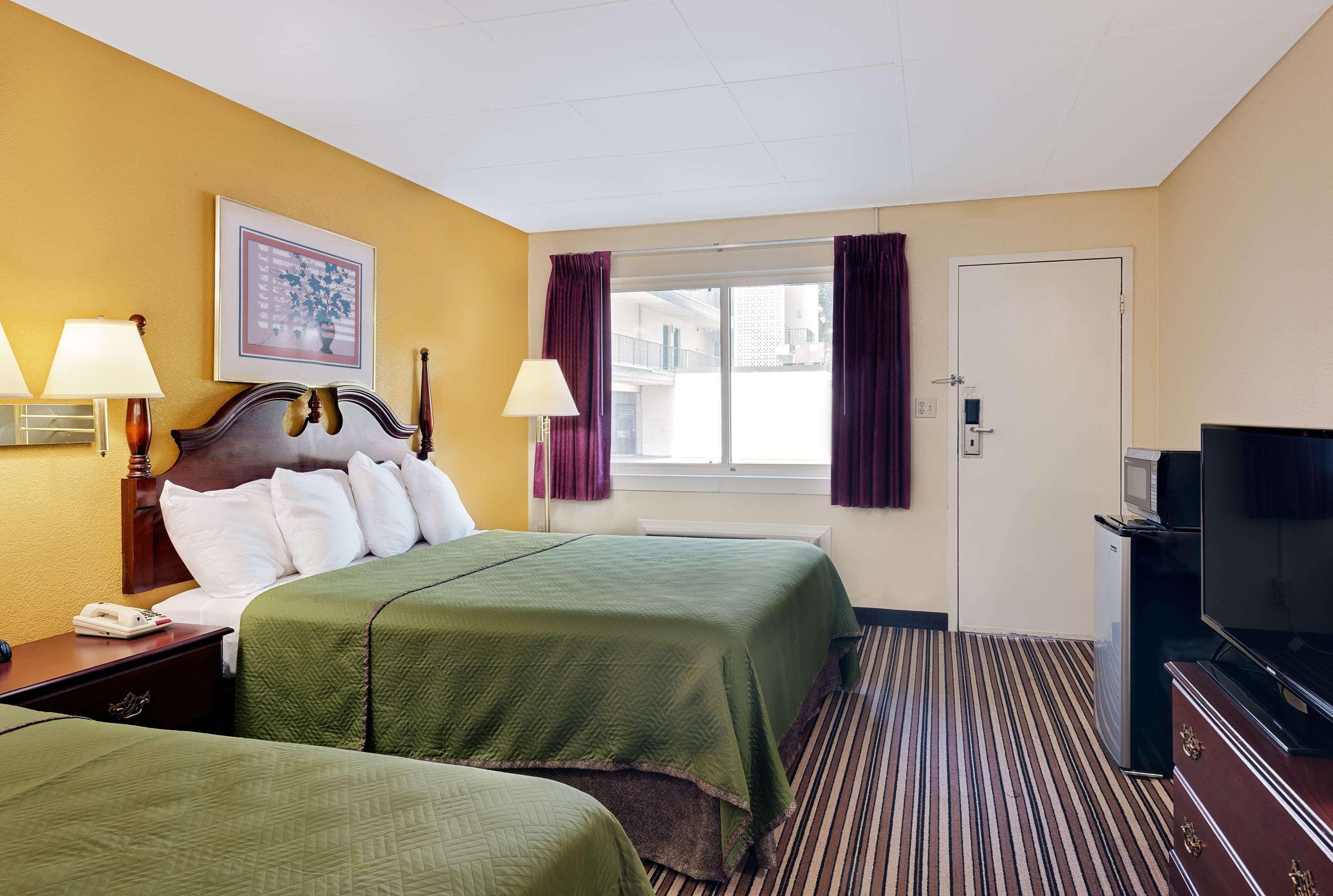 Travelodge By Wyndham Chambersburg Bagian luar foto