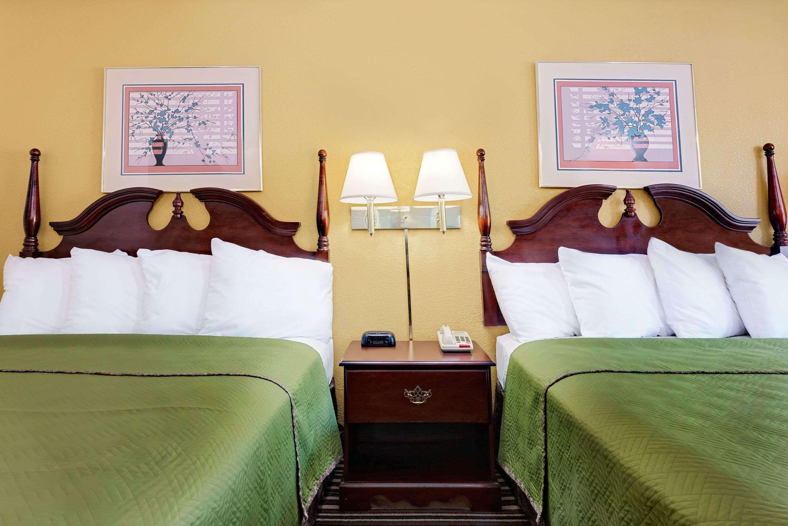 Travelodge By Wyndham Chambersburg Bagian luar foto